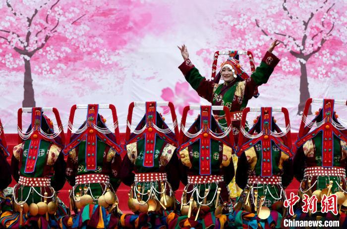 3月28日，西藏林芝第二十屆桃花旅游文化節(jié)開幕式上的文藝表演?！±盍?攝