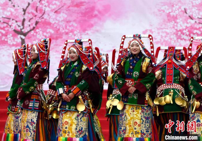 3月28日，西藏林芝第二十屆桃花旅游文化節(jié)開幕式上的文藝表演。　李林 攝