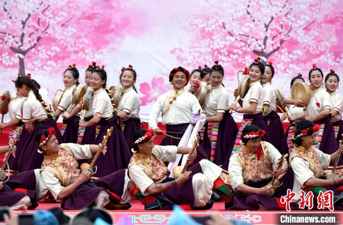 3月28日，西藏林芝第二十屆桃花旅游文化節(jié)開幕式上的文藝表演?！±盍?攝