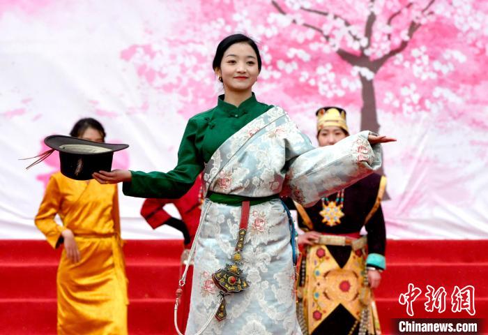3月28日，西藏林芝第二十屆桃花旅游文化節(jié)開幕式上的文藝表演?！±盍?攝