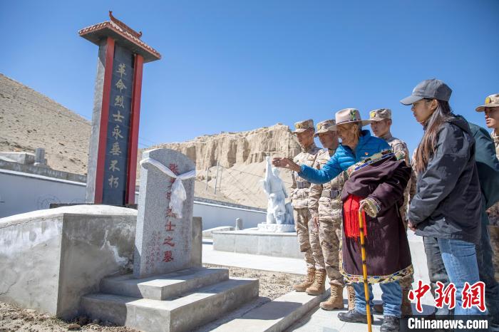 圖為在西藏阿里地區(qū)札達(dá)縣烈士陵園，82歲的次仁南杰老人為軍民代表講述新舊西藏的變化?！詵| 攝