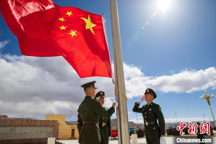圖為在西藏阿里地區(qū)札達(dá)縣，軍民共同舉行升國(guó)旗儀式，慶祝西藏百萬(wàn)農(nóng)奴解放紀(jì)念日?！詵| 攝