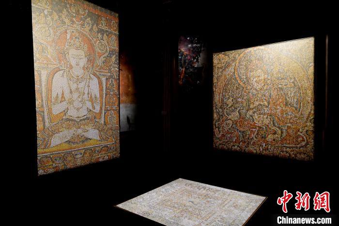 3月31日，觀眾欣賞展覽中的作品?！±盍?攝