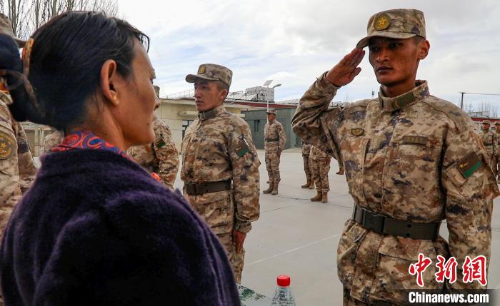 圖為列兵扎西加央向母親敬禮?！詵| 攝