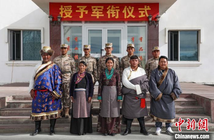 圖為列兵代表與親人合影留念?！詵| 攝
