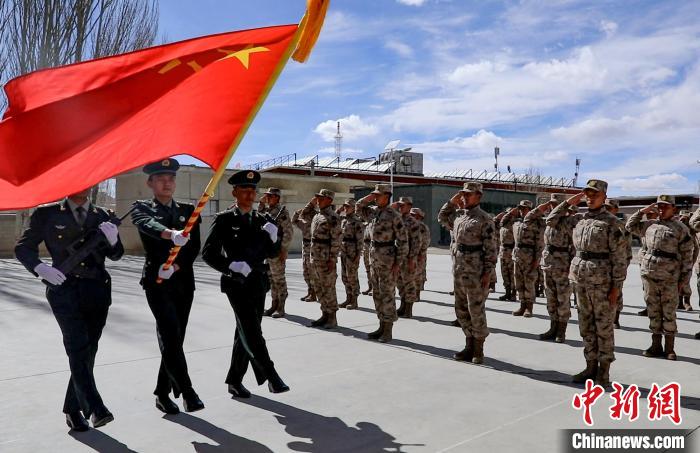 圖為授銜現(xiàn)場迎軍旗?！詵| 攝