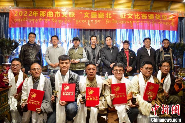 圖為獲獎(jiǎng)人員合影留念?！∝暩聛硭?攝