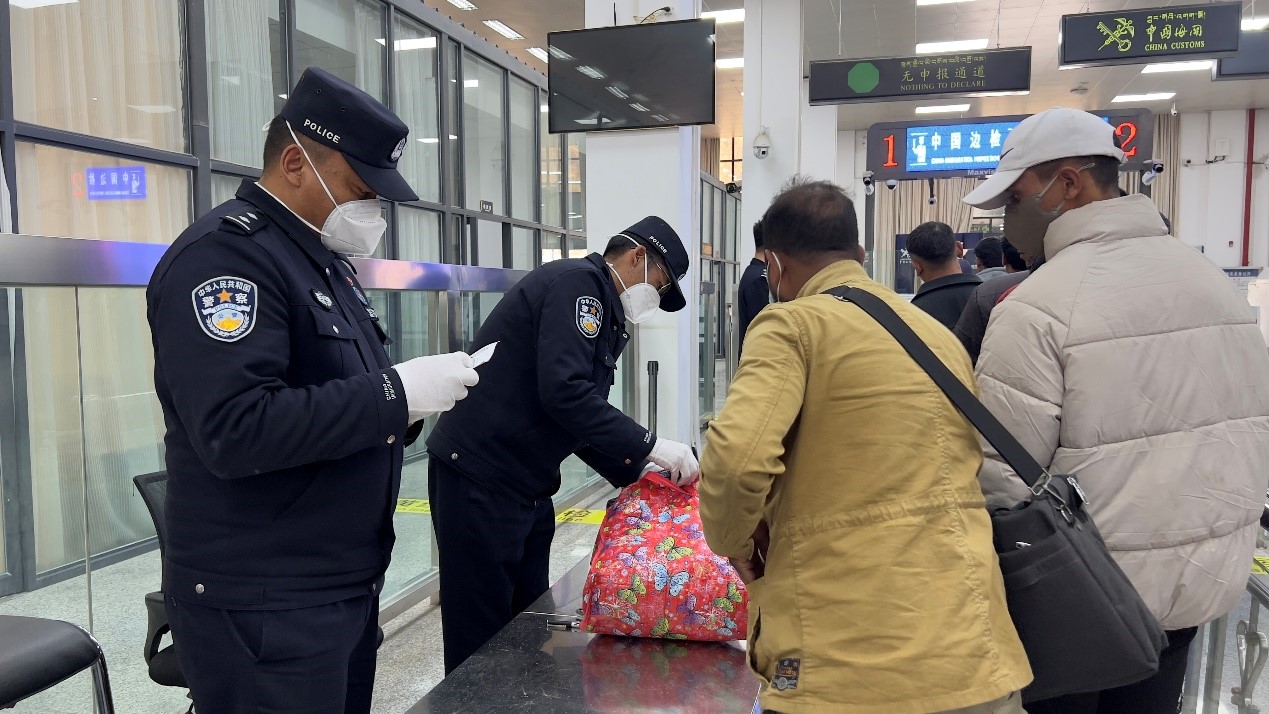 吉隆口岸移民管理警察正在對行李物品進行檢查。人民網(wǎng)記者 唐宋攝
