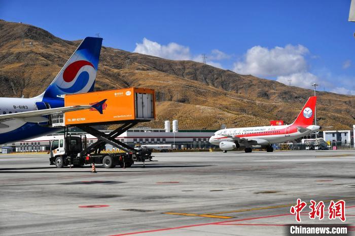 圖為藍天下的高原機場?！≈芎?攝