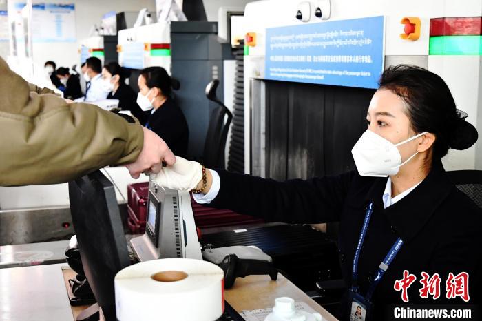 圖為機場工作人員為旅客辦理行李托運。　周航 攝