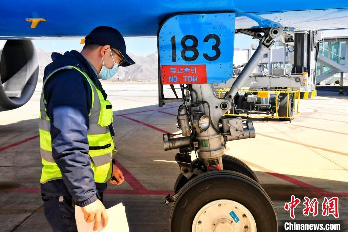 圖為機場工作人員進行相關(guān)檢查?！≈芎?攝