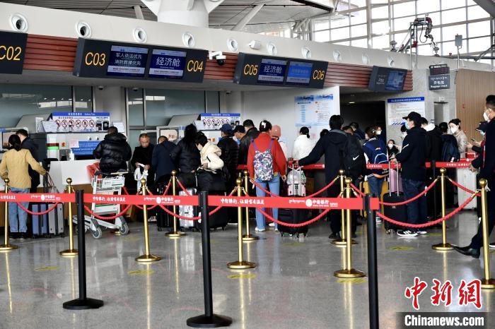 圖為旅客辦理登機手續(xù)?！≈芎?攝