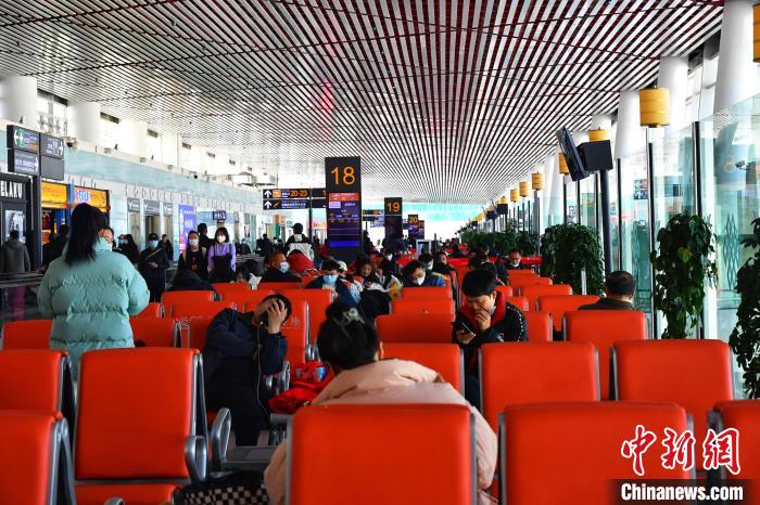 圖為旅客在機場候機室等待登機?！≈芎?攝