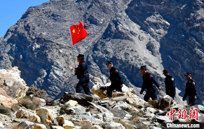 底雅邊境派出所民警夏永軍(左一)在巡邏中?！±盍?攝