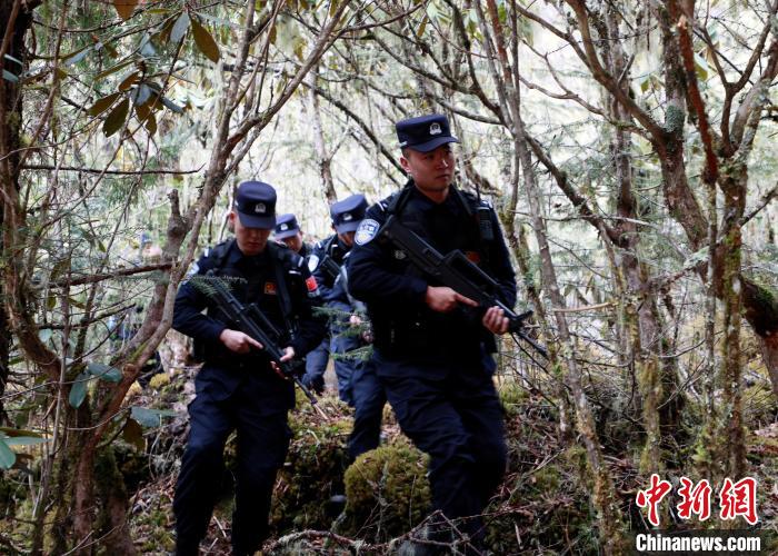 山南邊境管理支隊玉麥邊境派出所民警在邊境原始森林里開展邊境巡邏?！∴嶇?攝