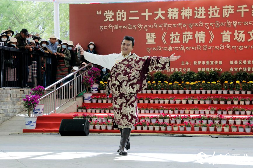 獻(xiàn)唱《夏爾巴》。人民網(wǎng) 次仁羅布攝