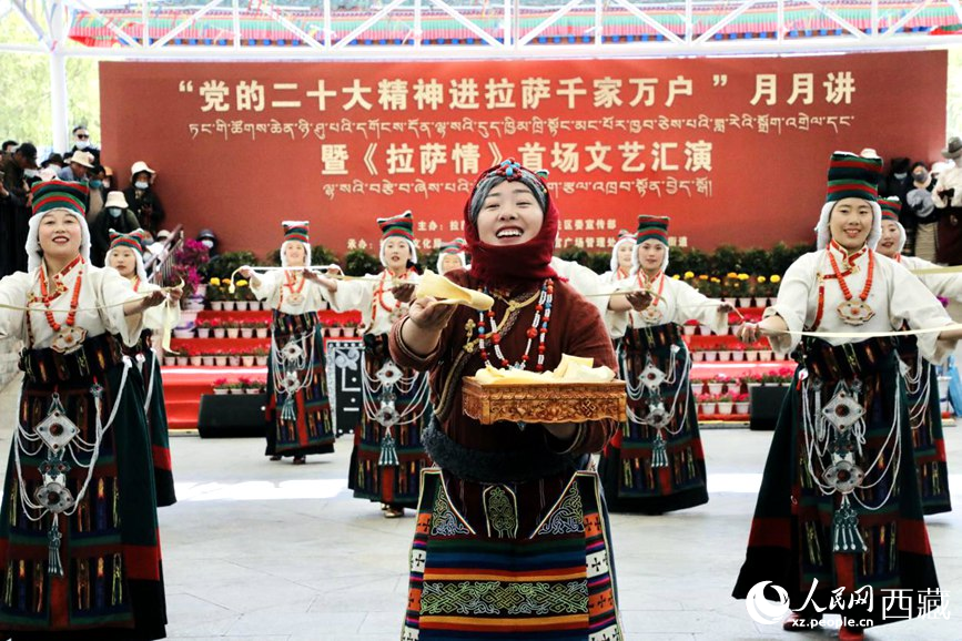 女子群舞《拉拉脫貧之路》。人民網(wǎng) 次仁羅布攝