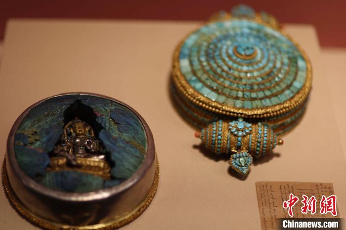 展廳現(xiàn)場(chǎng)的金嵌松石佛窩(故宮博物院藏) 盛佳鵬 攝