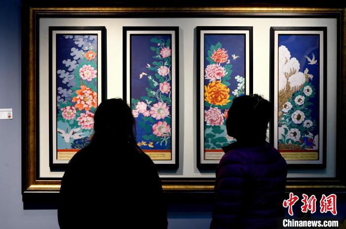 圖為5月16日，觀眾正在欣賞展覽中的新創(chuàng)唐卡作品?！±盍?攝