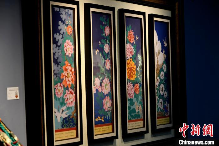 圖為5月16日，展覽中新創(chuàng)唐卡作品《四季花》。　李林 攝