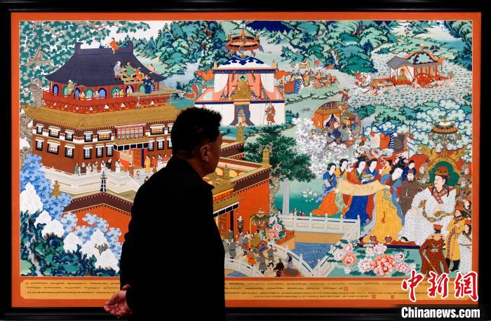 圖為5月16日，觀眾正在欣賞展覽中的新創(chuàng)唐卡作品?！±盍?攝
