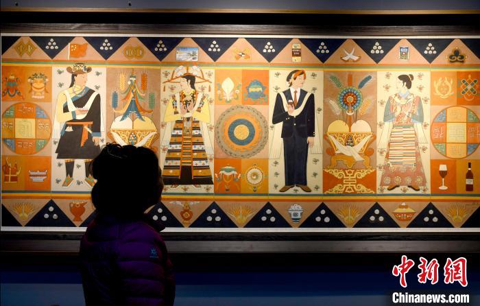 圖為5月16日，觀眾正在欣賞展覽中的新創(chuàng)唐卡作品?！±盍?攝