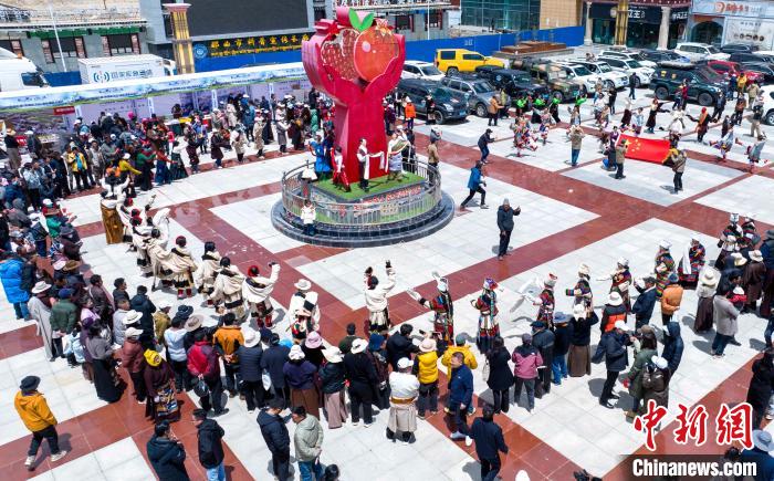 圖為“極地那曲 天際之旅”2023西藏那曲“中國旅游日”音樂美食嘉年華活動現(xiàn)場?！∧乔形幕吐糜尉止﹫D