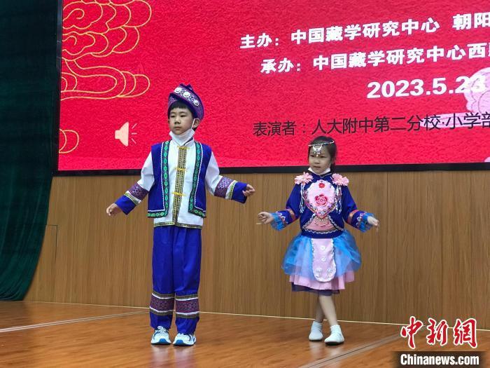 圖為中國人民大學(xué)附屬中學(xué)第二分校的小朋友們展示民族服飾?！￡惤ㄐ?攝