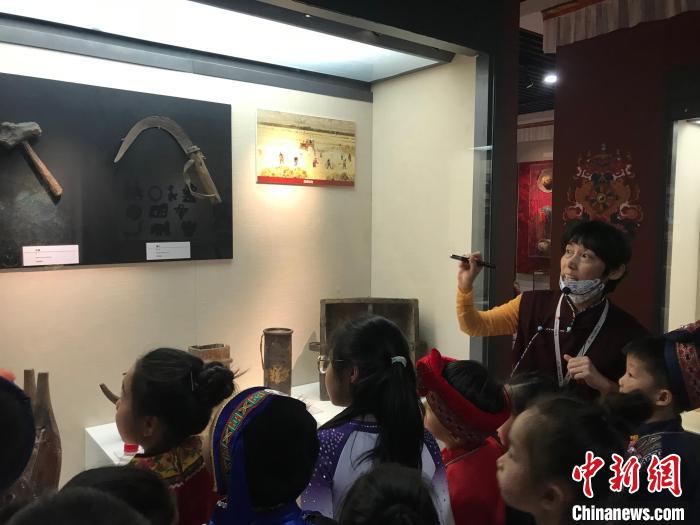 圖為中國人民大學(xué)附屬中學(xué)第二分校的小朋友們參觀“雪域星光——西藏傳統(tǒng)文化藝術(shù)展”?！￡惤ㄐ?攝