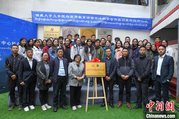 圖為揭牌儀式上合影?！∝暩聛硭?攝