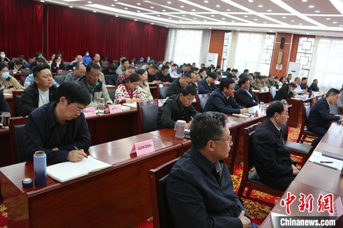 圖為專題黨課現(xiàn)場?！∝暽＠?攝