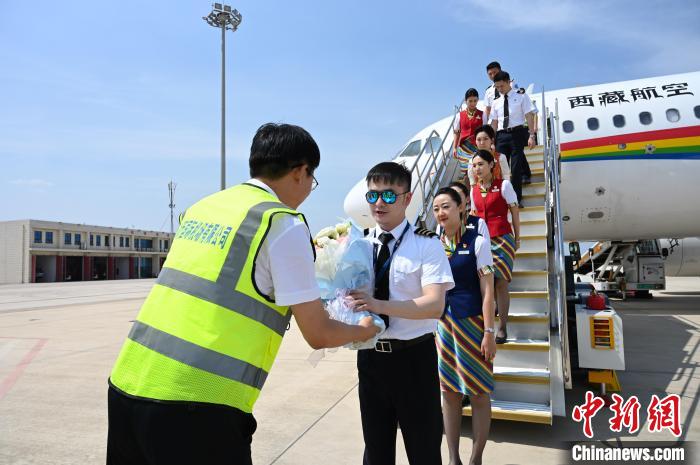 圖為機組順利抵達(dá)后獲贈祝賀。　趙朗 攝