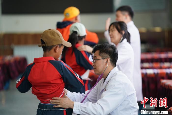 6月26日，西藏日喀則特校的孩子參加先心病篩查。　蘇丹 攝