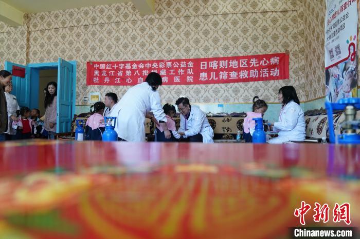 6月27日，西藏康馬縣雙語幼兒園的孩子參加先心病篩查。　蘇丹 攝