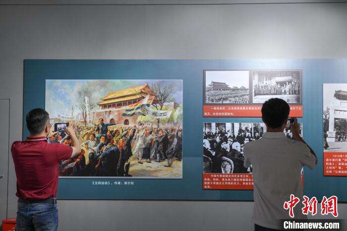 圖為市民參觀《曙光·偉業(yè)——五四運動與中國共產(chǎn)黨的成立》“七一”特展?！∝暩聛硭?攝