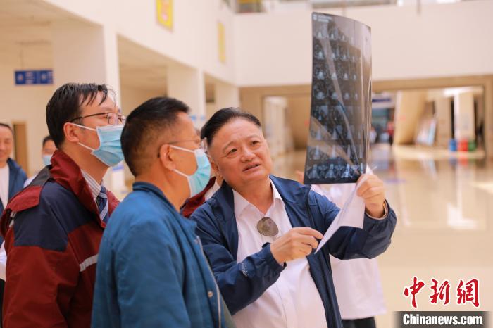上海專家們采用“一對(duì)一”指導(dǎo)等方式，帶動(dòng)日喀則市人民醫(yī)院科室、醫(yī)生業(yè)務(wù)水平的提升?！∩虾＝淮筢t(yī)學(xué)院供圖