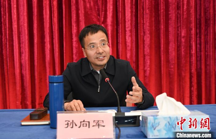 圖為西藏自治區(qū)黨委宣傳部副部長、自治區(qū)社科院黨組書記孫向軍主持活動?！≮w朗 攝