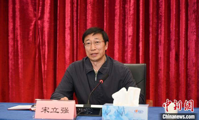 圖為西藏自治區(qū)黨委組織部副部長、第十批援藏干部人才總領(lǐng)隊(duì)宋立強(qiáng)致辭。