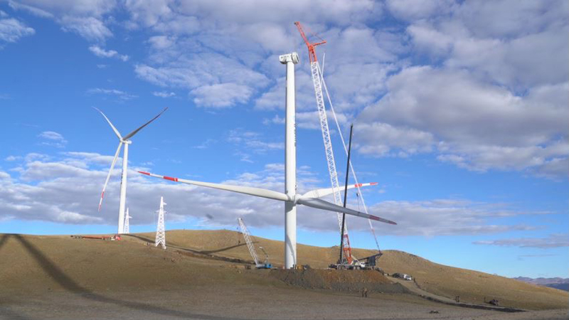 西藏措美哲古風(fēng)電場首批3.6兆瓦風(fēng)電機(jī)組吊裝。受訪者供圖