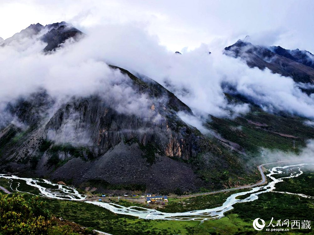 河流蜿蜒于青山間。人民網(wǎng) 李海霞攝