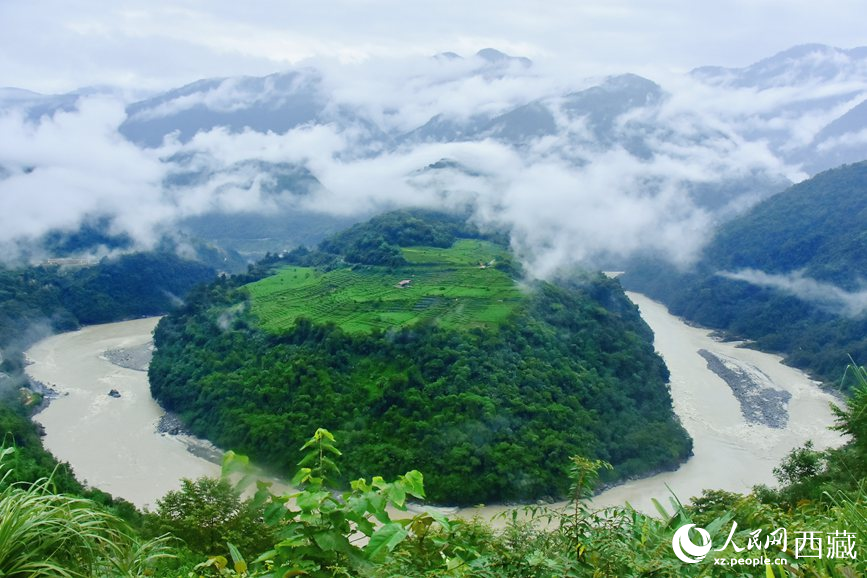 云海里的果果塘大拐彎。人民網(wǎng) 李海霞攝