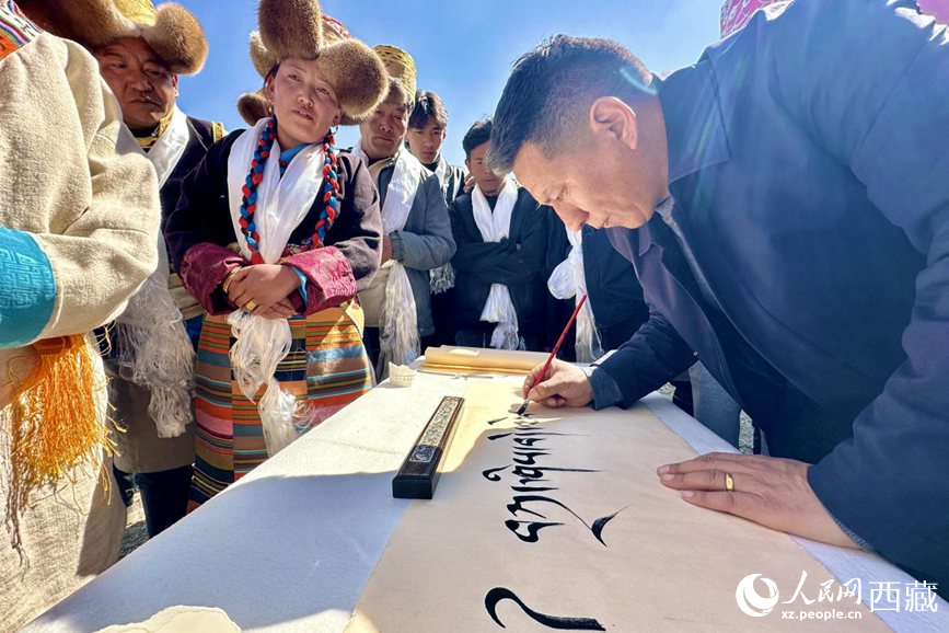 書法家為祈福一年的豐收提筆祝詞。