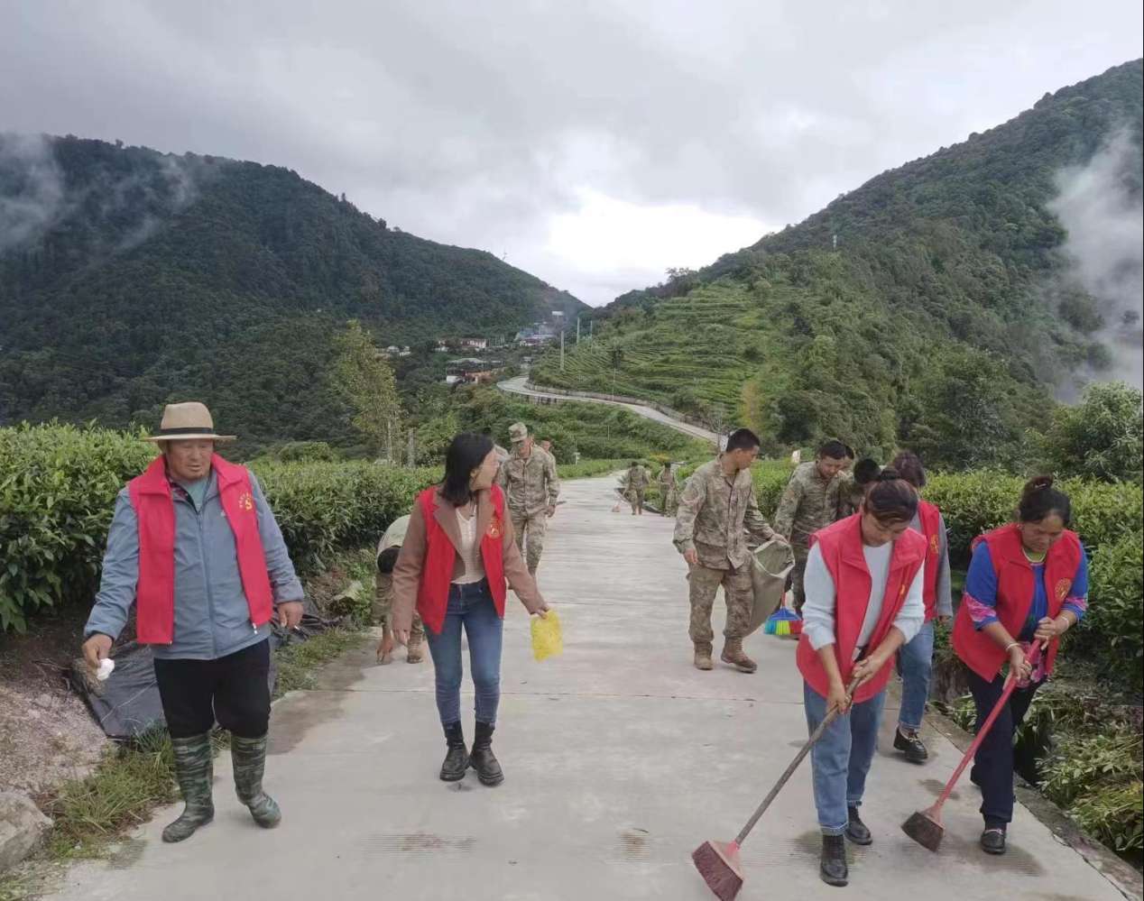 圖為：墨脫縣背崩鄉(xiāng)格林村軍地黨組織共同開展“愛我墨脫、靚我家園”主題黨日活動