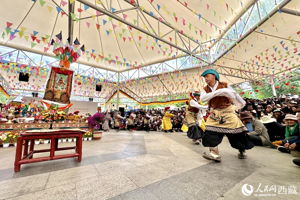 拉薩市宗角祿康公園舉行傳統(tǒng)藏戲劇目展演。