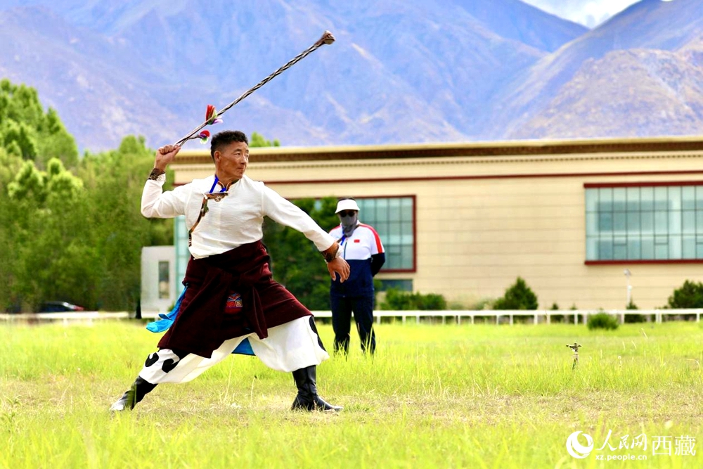 參賽選手在拉薩首屆農(nóng)牧民運(yùn)動(dòng)會(huì)上進(jìn)行“古朵”比賽（“古朵”指的是用牦牛毛或者山羊毛編織成的拋石繩，可以將石頭投擲到較遠(yuǎn)的地方，是牧民們用來(lái)放牧的工具）。