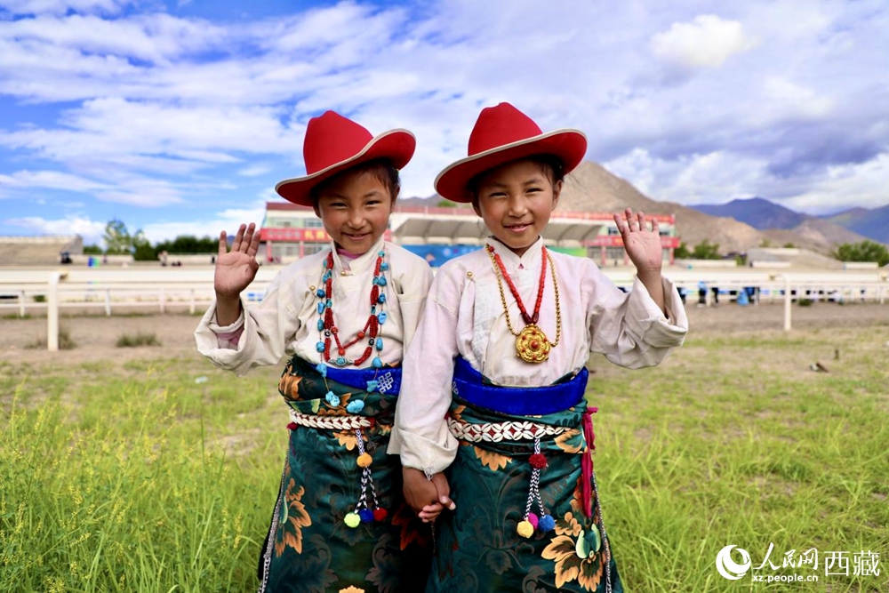 比賽現(xiàn)場(chǎng)外身著民族服飾的藏族小女孩兒。