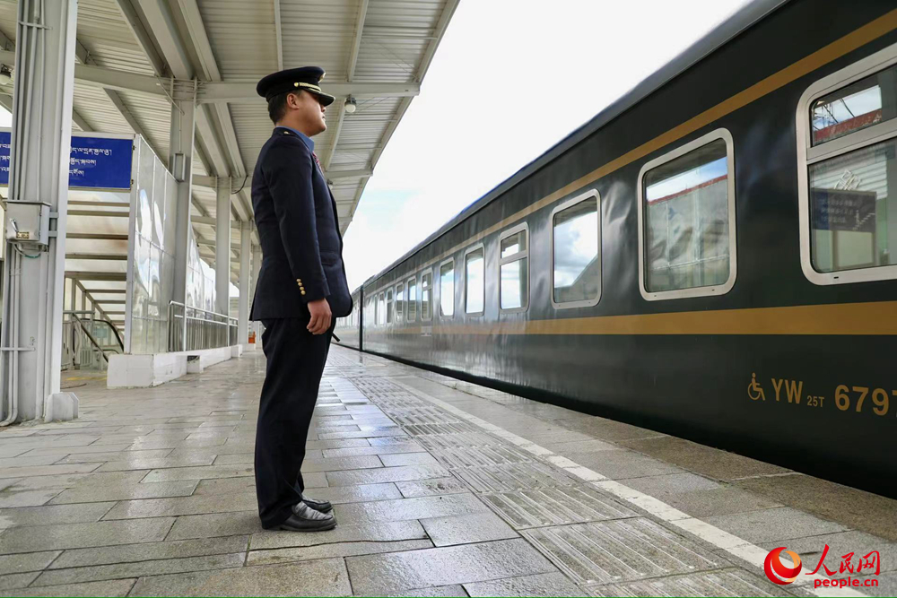 即將開(kāi)往上海的列車。人民網(wǎng)記者 次仁羅布攝
