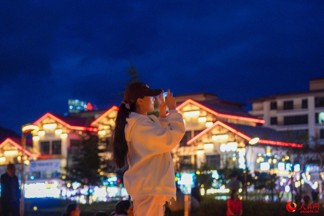 居民在西藏林芝市民族團結廣場上拍照。人民網(wǎng)記者 趙晨攝