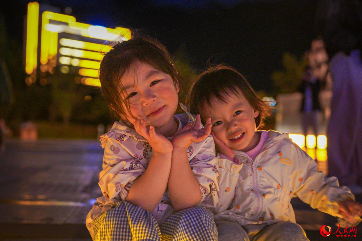 西藏林芝市民族團結廣場上的兒童。人民網(wǎng)記者 趙晨攝