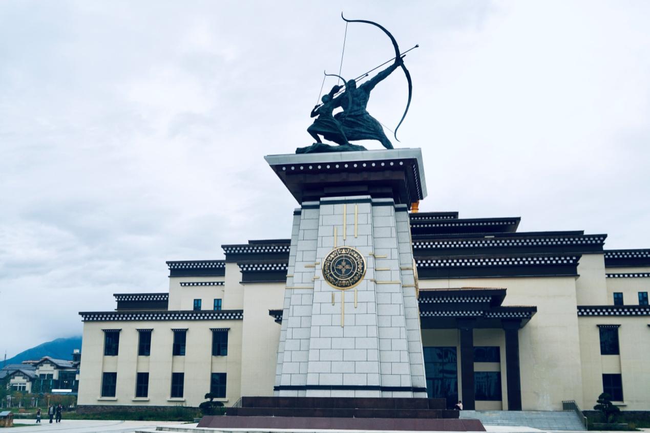工布公園里的城市地標(biāo)雕塑——畢秀之子。人民網(wǎng)記者 益西康珠攝
